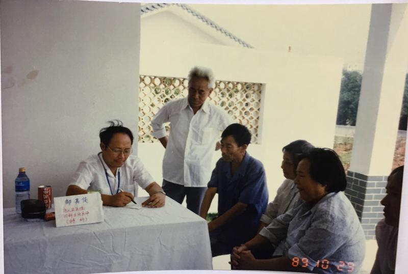 1989年10月29日,时任深圳市人民医院内科主任医师邹其俊正在为市民